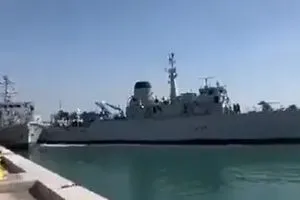 حادثة اصطدام غريبة بين سفينتين بريطانيتين في الخليج (فيديو)