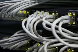 اعتداءات تفصل مناطق واسعة شرق القناة عن خدمة الانترنت عبر الكابل الضوئي
