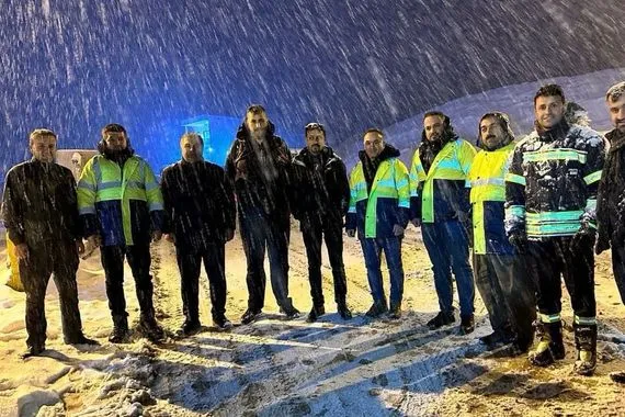 إنقاذ أعداد كبيرة من السياح طوقتهم الثلوج في إقليم كوردستان (صور)
