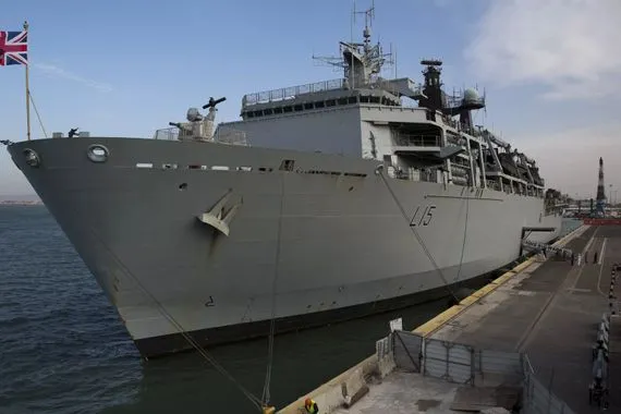 البحرية اليمنية تأمر سفينة بريطانية تجارية بتغيير مسارها