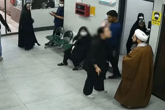 رجل دين إيراني يثير ضجة واسعة.. لماذا صور امرأة خلسة دون حجاب؟ (فيديو)