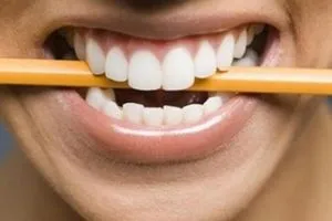علماء يكشفون سوار هزاز "يوقف" صرير الأسنان أثناء النوم