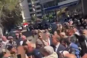 نائب لبناني يتعرض للضرب امام قصر العدل (فيديو)