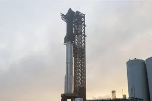 بعد محاولتين فاشلتين.. "سبايس إكس" تطلق اقوى صاروخ في العالم (فيديو)