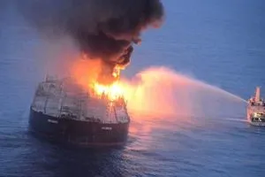 ناقلة وقود تتعرض لهجوم في البحر الأحمر وأنباء عن انفجارين