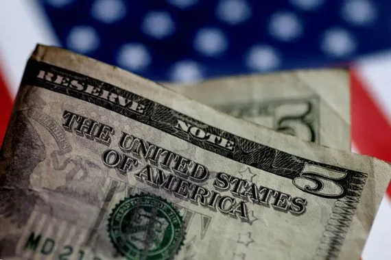 الدولار يتراجع بعد تثبيت المركزي الأمريكي للفائدة