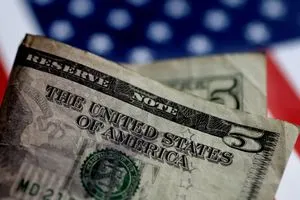 الدولار يتراجع بعد تثبيت المركزي الأمريكي للفائدة