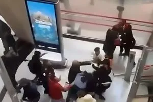 شجار عنيف في مطار باريس لمنع ترحيل معارض كوردي لأنقرة.. فيديو