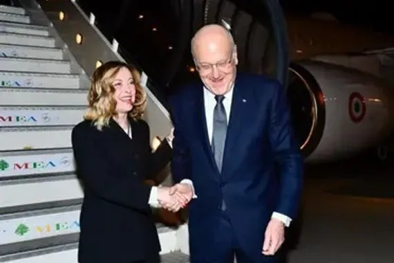 موقف محرج.. رئيس الوزراء اللبناني يُقبّل امرأة ظنها نظيرته الايطالية