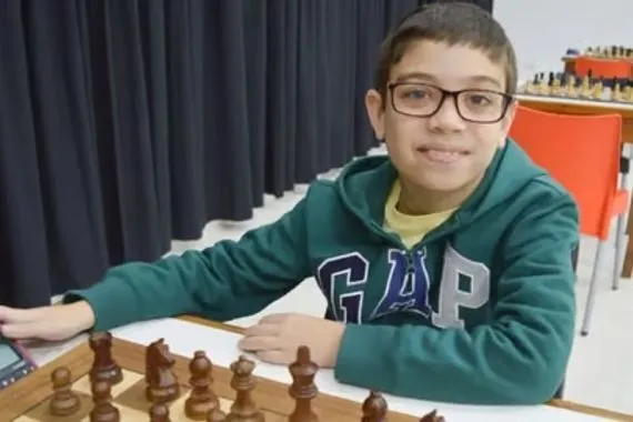 أصغر لاعب في التاريخ.. ميسي الشطرنج يهزم بطل العالم