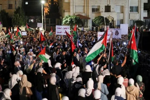 الأردن.. مظاهرات حاشدة امام السفارة الاسرائيلية