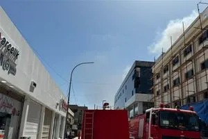 حريق يلتهم بناية قيد الإنشاء بمنطقة العشار في البصرة (فيديو)