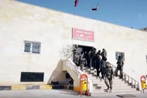بتواطؤ الشرطة العسكرية.. مرصد سوري: فرار 12 قيادياً لـ"داعش" من سجن في ريف عفرين