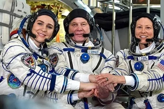 ثلاثة رواد فضاء يعودون إلى الأرض بعد رحلة إلى محطة الفضاء الدولية