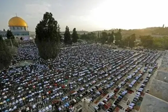 عشرات الآلاف يؤدون صلاة عيد الفطر في المسجد الأقصى