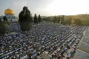 عشرات الآلاف يؤدون صلاة عيد الفطر في المسجد الأقصى