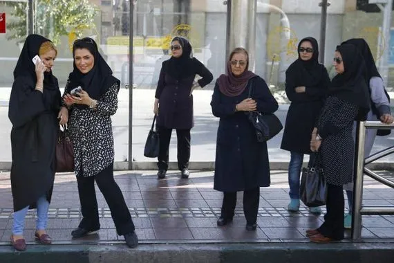 اعدادهن في تزايد.. إيران تتوعد بملاحقة النساء غير المحجبات