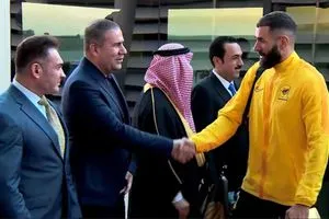 "بعد موسم غير موفق".. بنزيما يفرض "شروطا مستحيلة" للبقاء مع الاتحاد
