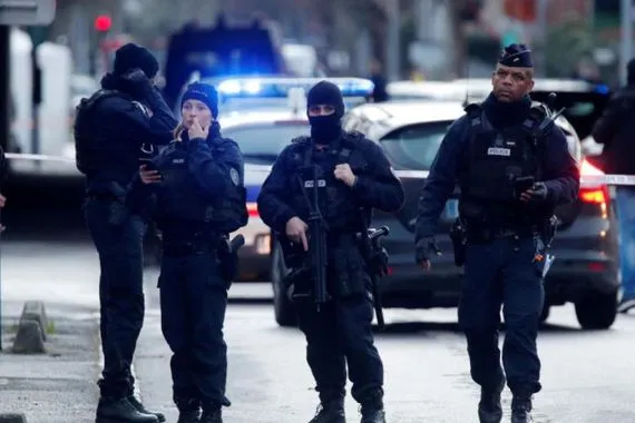 يرتدي حزاماً ناسفاً.. شخص يقتحم القنصلية الإيرانية في باريس ويهدد بتفجيرها