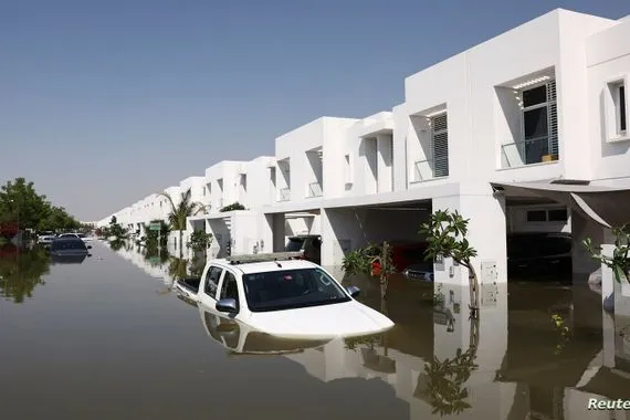 بلومبرغ: فيضانات دبي كشفت نقاط ضعف المنطقة أمام التغير المناخي