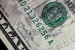 انخفاض أسعار  الدولار في بغداد واربيل مع الإغلاق