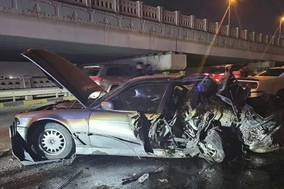 فيديو+ صور.. حادث مروع على طريقة افلام الأكشن يتسبب بتضرر أحد أهم جسور بغداد