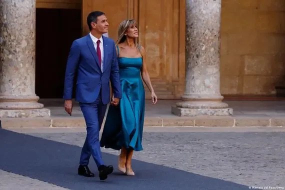 رئيس الوزراء الإسباني يفكر في الاستقالة بسبب زوجته