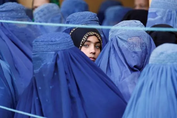 طالبان تعتقل عدداً من النساء بتهمة الحجاب السيء