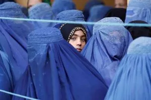 طالبان تعتقل عدداً من النساء بتهمة "الحجاب السيء"