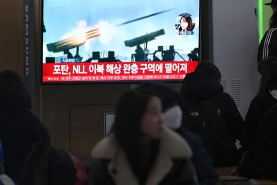 توتر بين الكوريتين.. الشمالية تطلق عشرات القذائف قرب جارتها الجنوبية