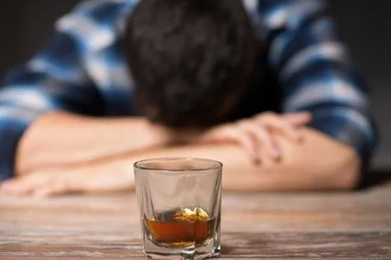 ما الذي يراه مدمن الكحول ؟