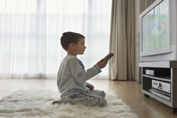 طبيب استشاري: التلفاز لا يصيب الأطفال بالتوحد أو فرط الحركة