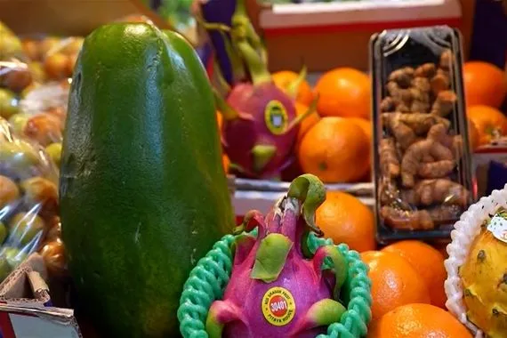 شاب من واسط يفتح محل بقالة يعتمد على الفواكه النادرة