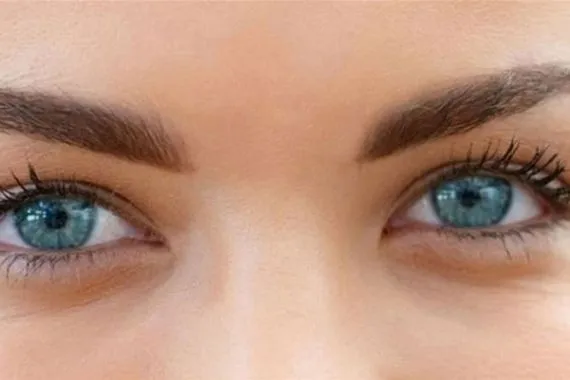 العيون الزرقاء وعلاقتها بالقدرة على القراءة.. دراسة توضح