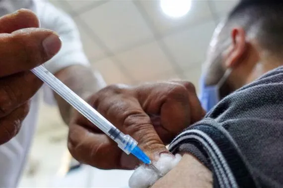 يحتاج رفعها 200% لقتل الوباء.. العراق يوقف لقاح كورونا بنسبة تطعيم الأقل عالميًا