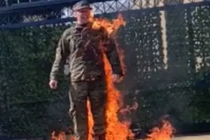 "لن أتواطأ بالمجزرة".. طّيار أمريكي يحرق نفسه أمام سفارة إسرائيل (فيديو)