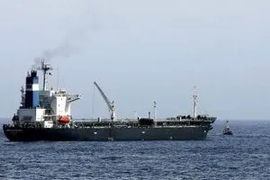 إصابة سفينة تجارية بصاروخ قبالة السواحل اليمنية