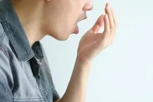 نصائح علمية للتخلص من رائحة الفم الكريهة