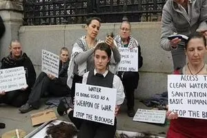 نساء يحلقن شعرهن أمام البرلمان البريطاني لوقف إطلاق النار في غزة