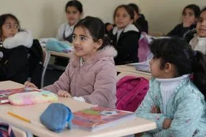 لدعم قطاع التعليم..(Vision Education) تزود مدارس جومان بـمقاعد دراسية (صور)
