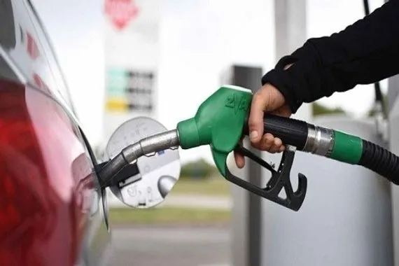 اقتصادي يبين سبب لجوء الحكومة لرفع أسعار البنزين
