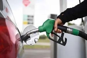 اقتصادي يبين سبب لجوء الحكومة لرفع أسعار البنزين