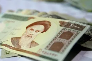 شظايا القنصلية تطال العملة الإيرانية