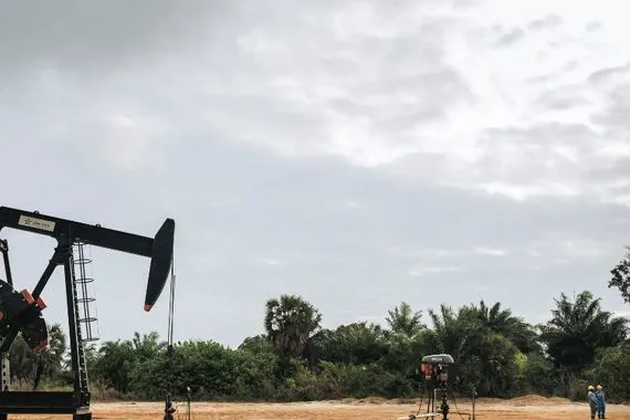 النفط يرتفع بعد عقوبات أمريكية على فنزويلا