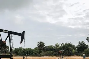 النفط يرتفع بعد عقوبات أمريكية على فنزويلا