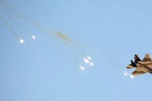 الطيران السوري يدمر مواقع للمسلحين ويقتل قياديين بداعش في دير الزور وتدمر