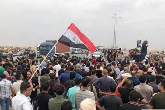 متظاهرون يقطعون طريق بصرة - بغداد
