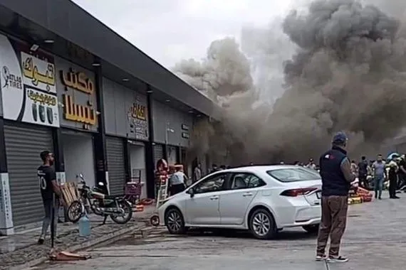 حريق في محل بيع الاطارات في كركوك