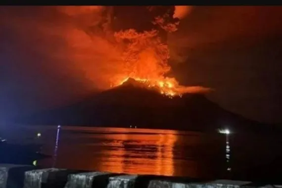 تجدد ثوران بركان جبل روانج للمرة الثانية وإجلاء آلاف المواطنين