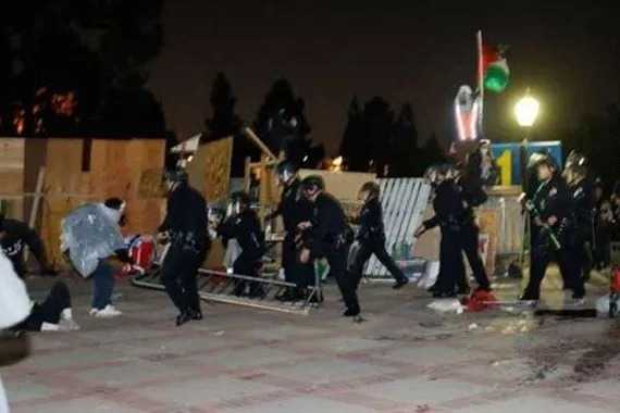 الشرطة الامريكية تنتهك حرم جامعة كاليفورنيا لاعتقال الطلبة المؤيدين لغزة